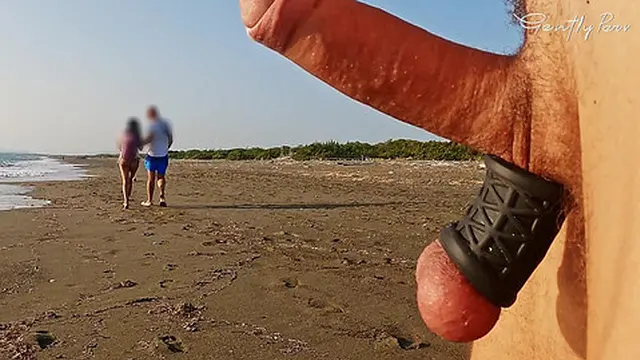 Public beach slut gets anal👌 and handjob