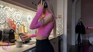 Kitchen Sis' Thongless Strut Boils Down to One Thing: You Want It All, Baby!