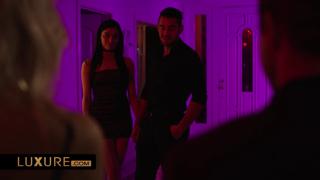 Sensual threesome featuring Emily Willis and Kenna James